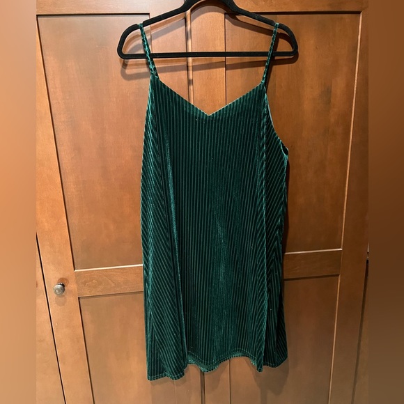 Peach Love California Dresses & Skirts - Peach Love ribbed emerald velvet shift dress